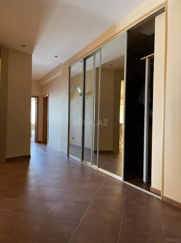 Satılır 4 otaqlı mənzil 190 m²