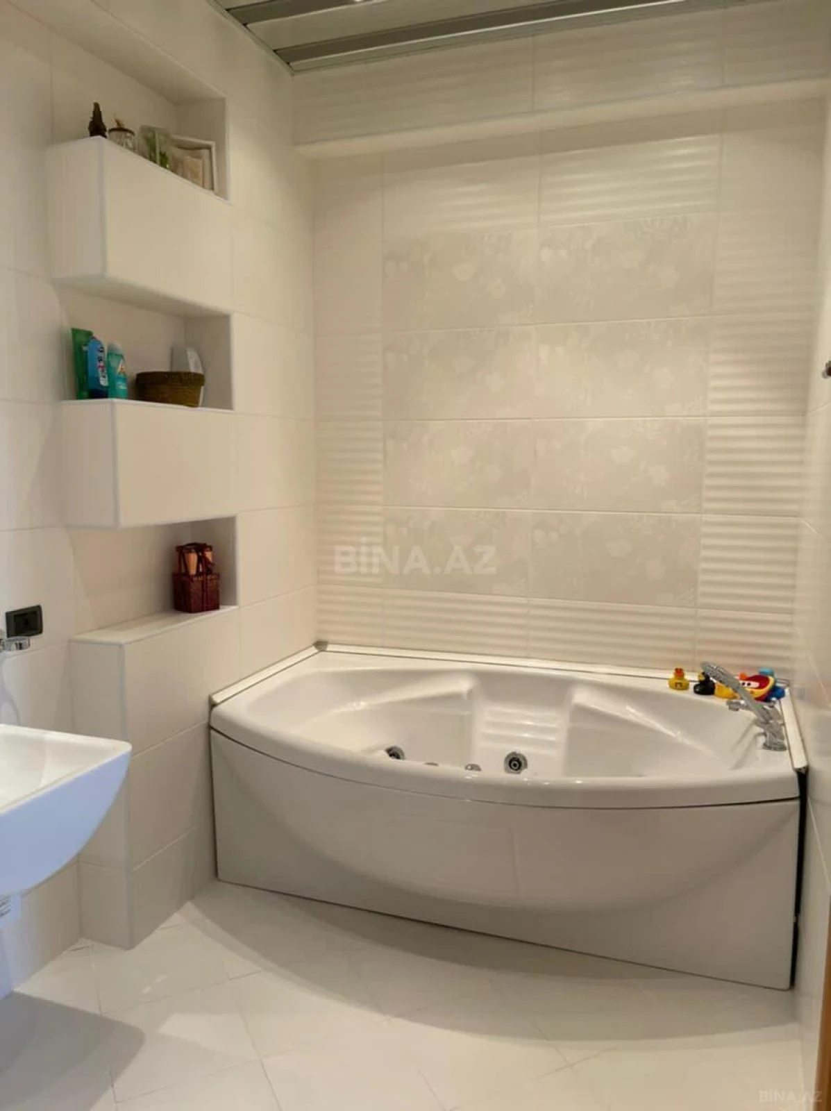 Satılır 4 otaqlı mənzil 190 m²