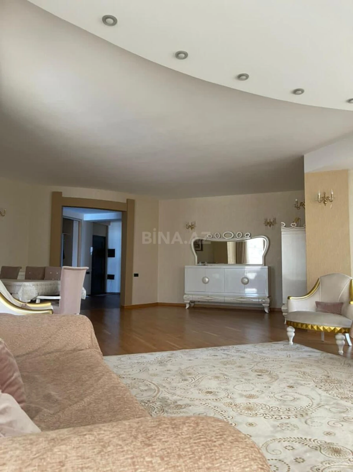 Satılır 4 otaqlı mənzil 190 m²