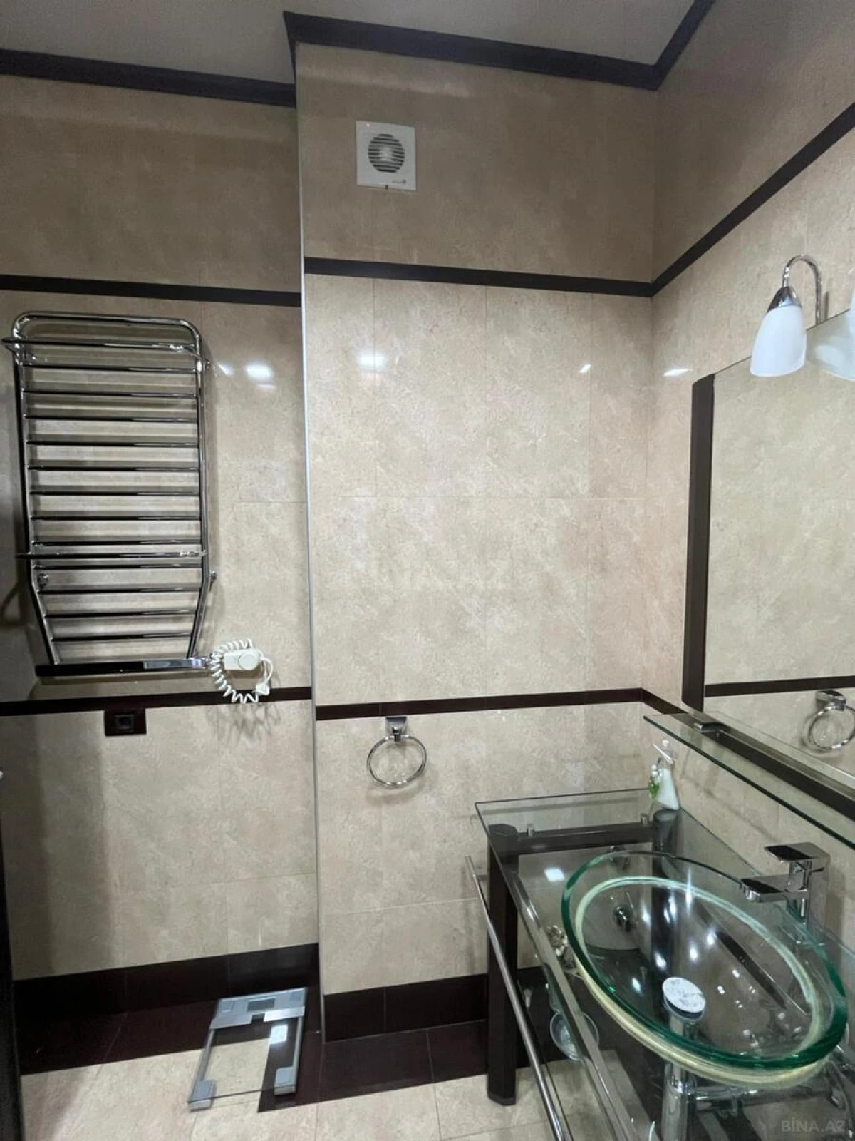 Kirayə verilir 4 otaqlı mənzil 140 m²