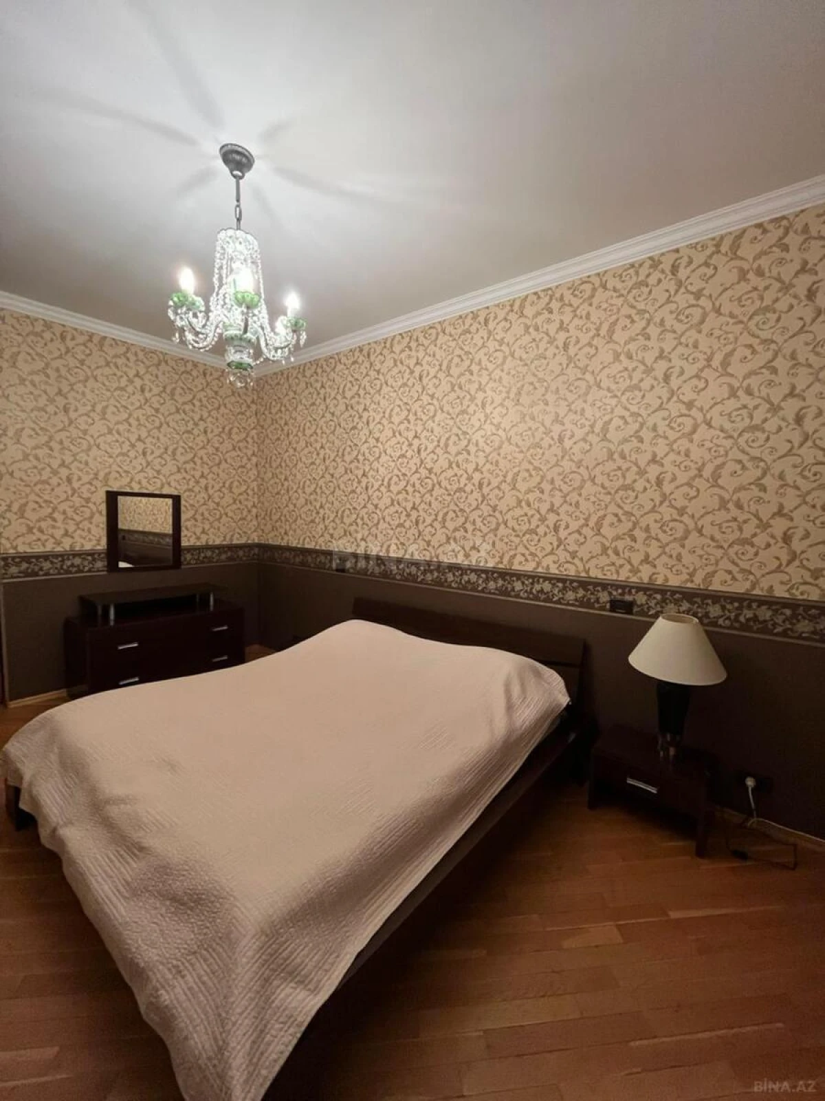 Kirayə verilir 4 otaqlı mənzil 140 m²