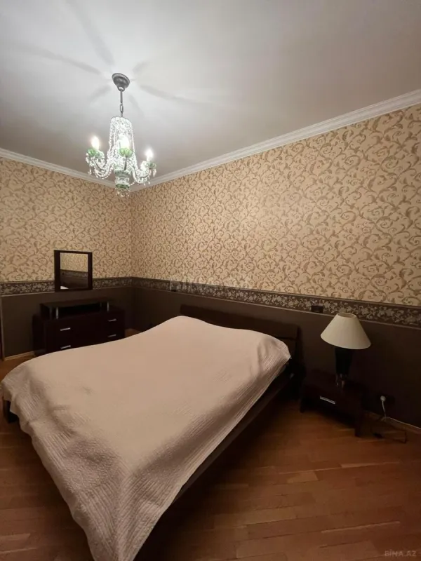 Kirayə verilir 4 otaqlı mənzil 140 m²