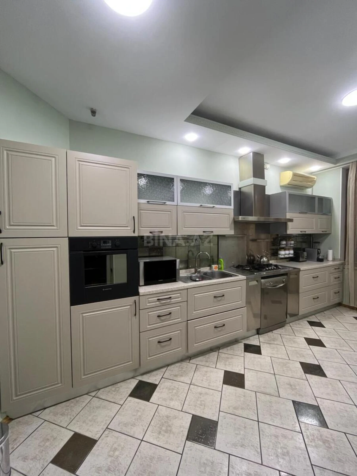 Kirayə verilir 4 otaqlı mənzil 140 m²