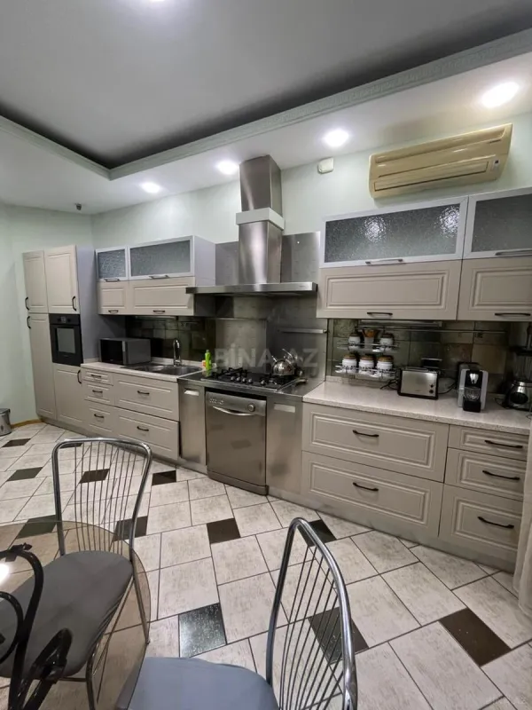 Kirayə verilir 4 otaqlı mənzil 140 m²