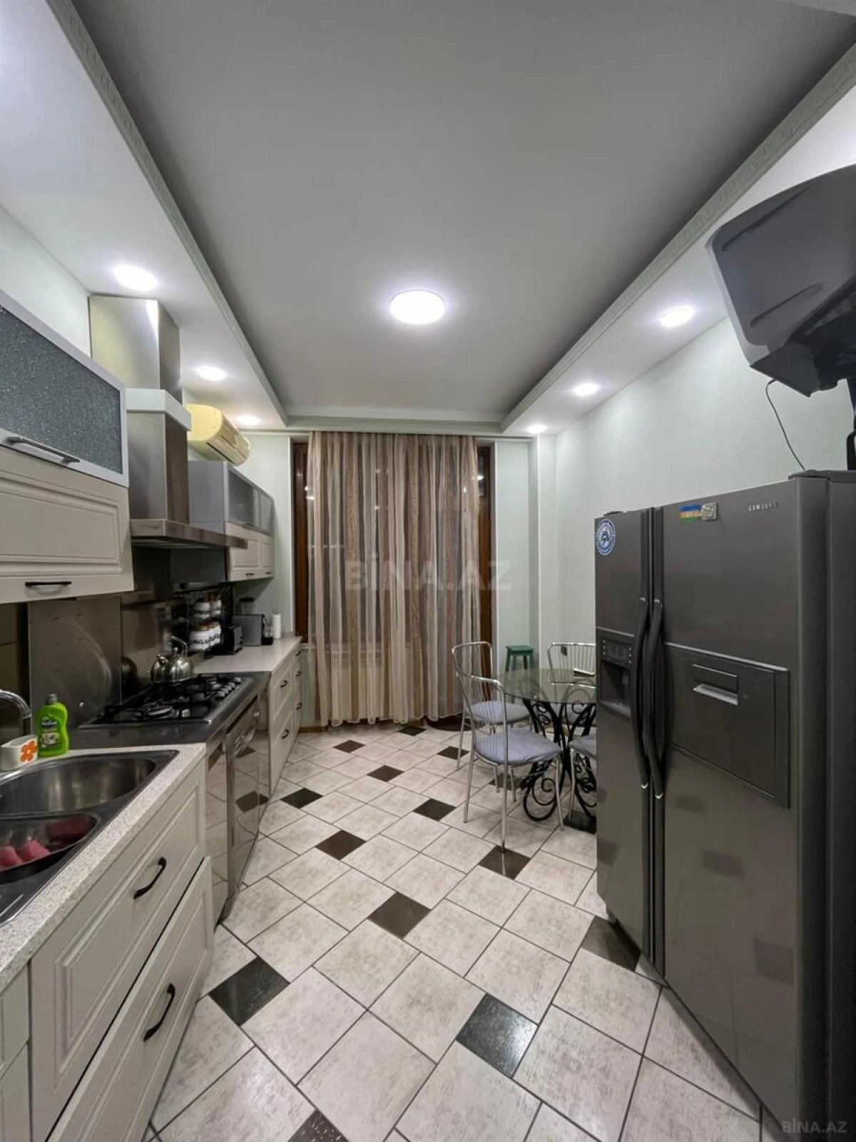 Kirayə verilir 4 otaqlı mənzil 140 m²