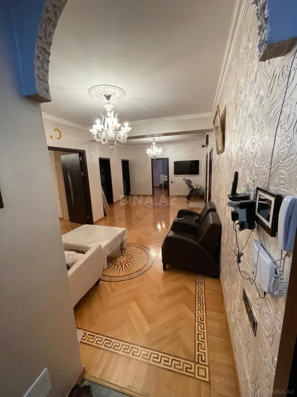 Satılır 3 otaqlı mənzil 130 m²