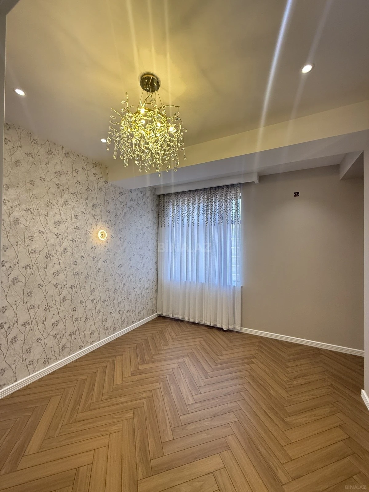 Satılır 4 otaqlı mənzil 140 m²