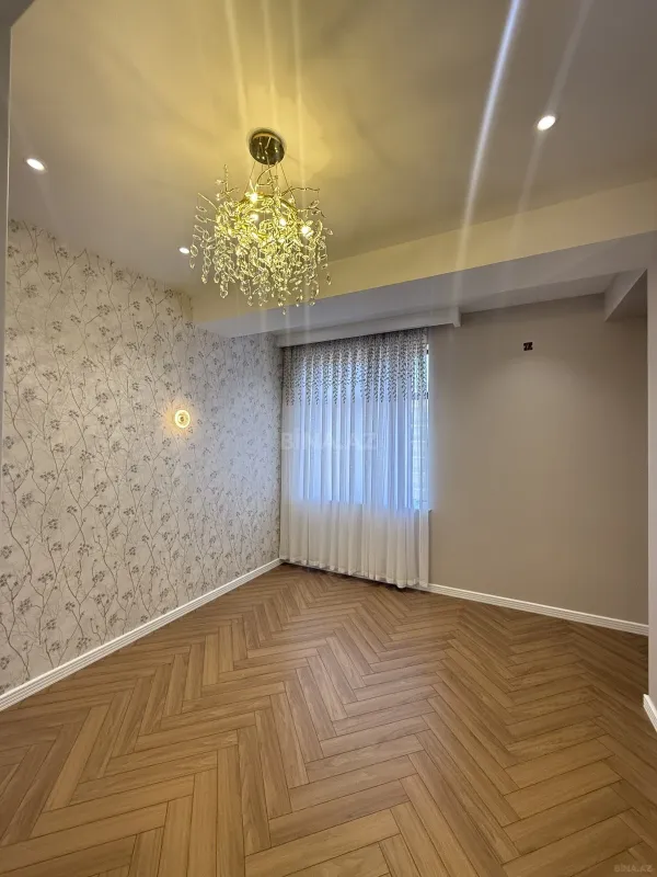 Satılır 4 otaqlı mənzil 140 m²