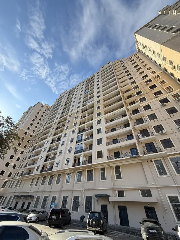 Satılır 4 otaqlı mənzil 140 m²