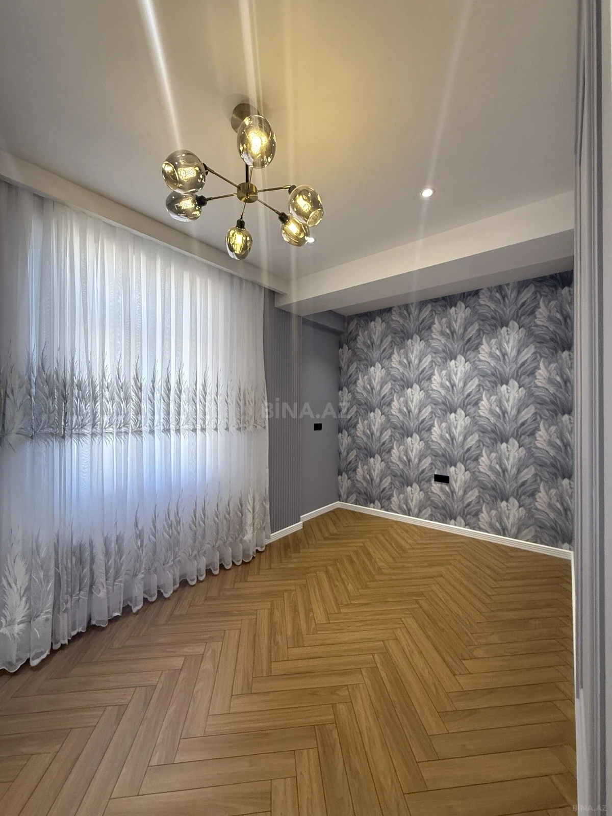 Satılır 4 otaqlı mənzil 140 m²