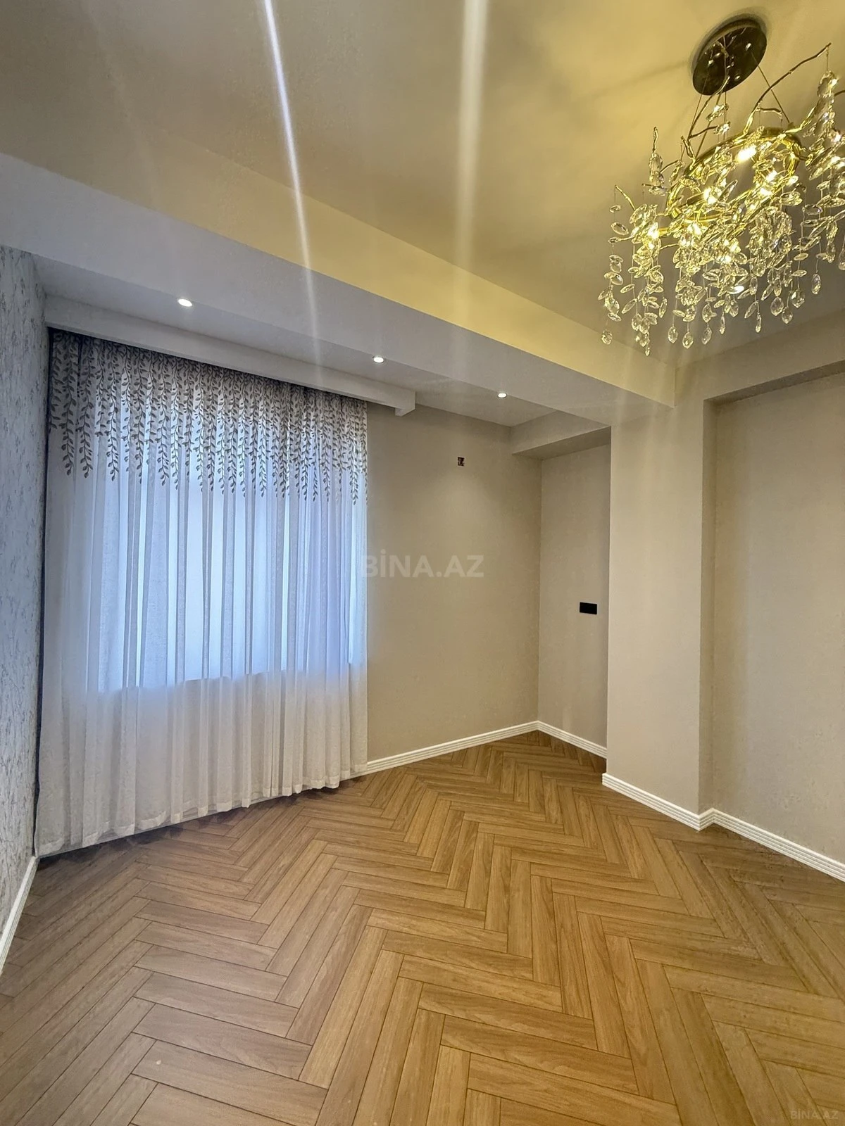Satılır 4 otaqlı mənzil 140 m²