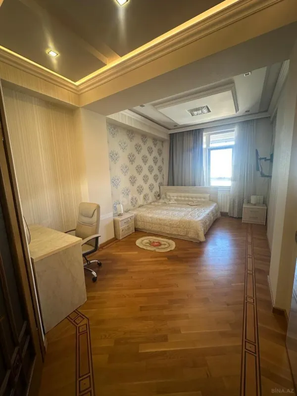 Satılır 3 otaqlı mənzil 136 m²