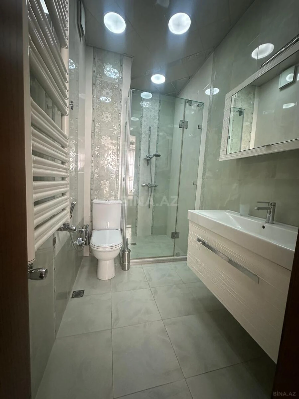 Satılır 3 otaqlı mənzil 136 m²