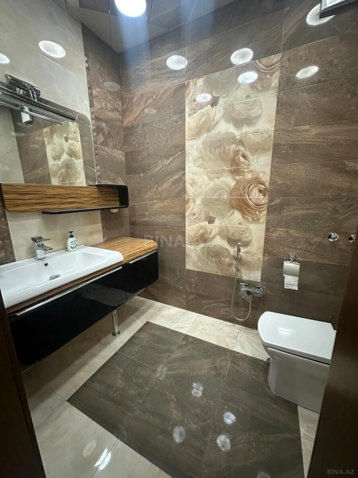 Satılır 3 otaqlı mənzil 136 m²