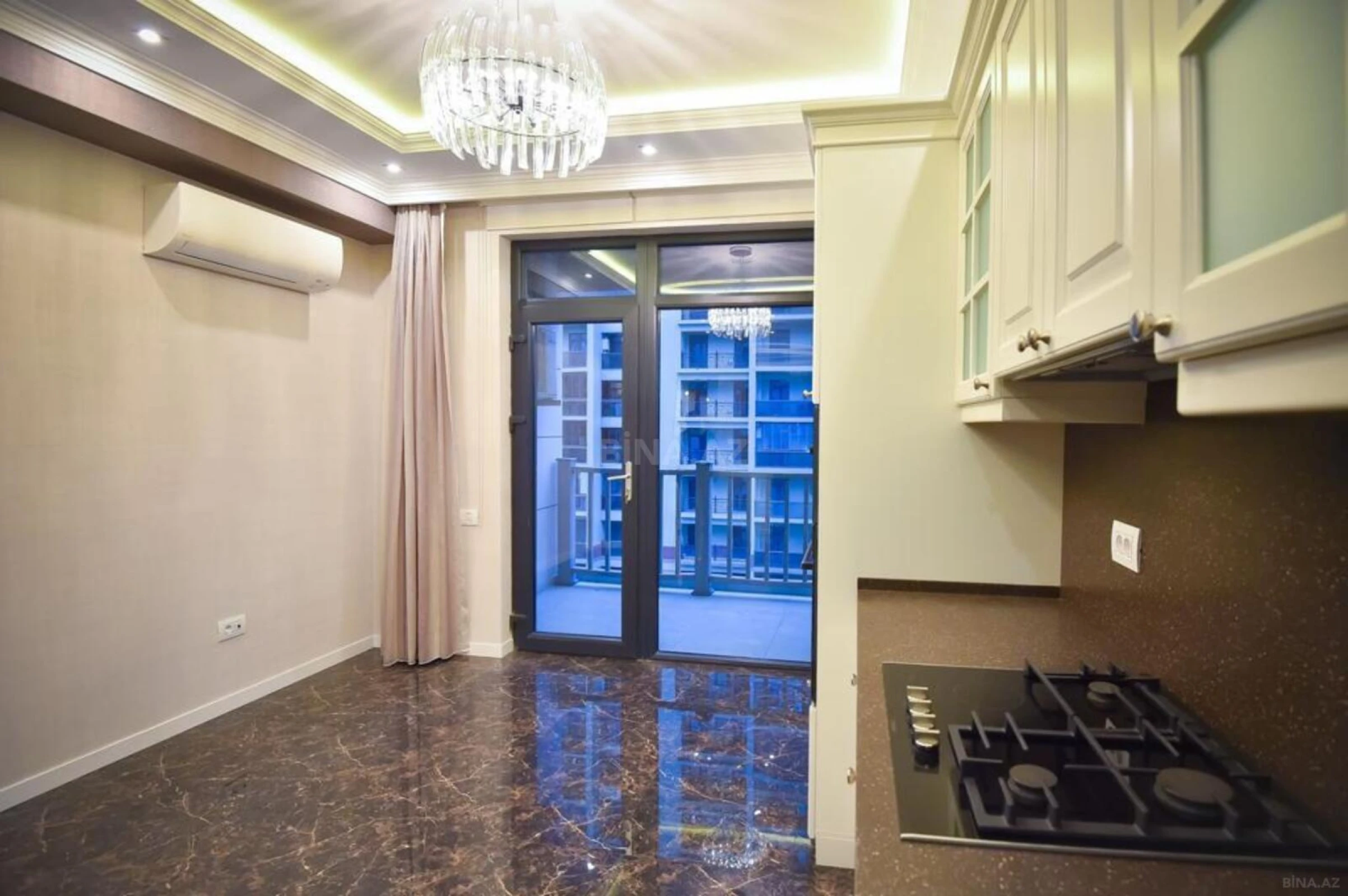 Satılır 3 otaqlı mənzil 137 m²