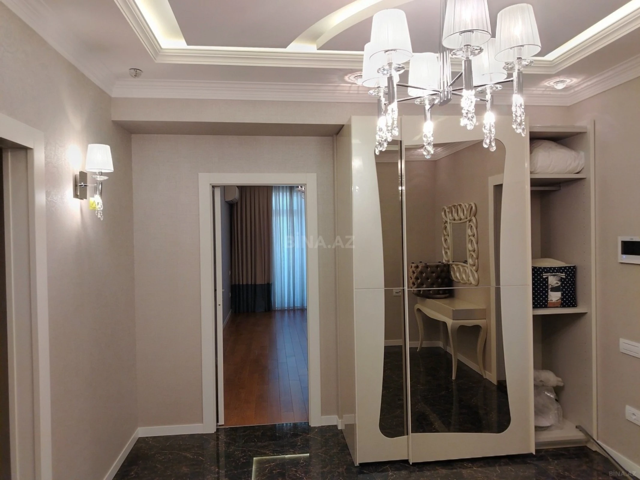 Satılır 3 otaqlı mənzil 137 m²