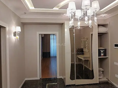 Satılır 3 otaqlı mənzil 137 m²