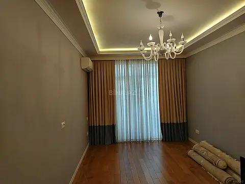 Satılır 3 otaqlı mənzil 137 m²