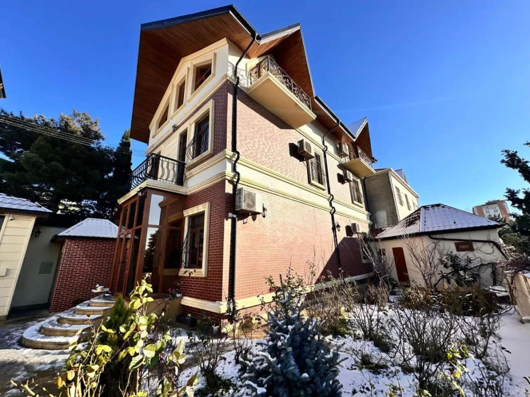 Satılır 4 otaqlı həyət evi 360 m²