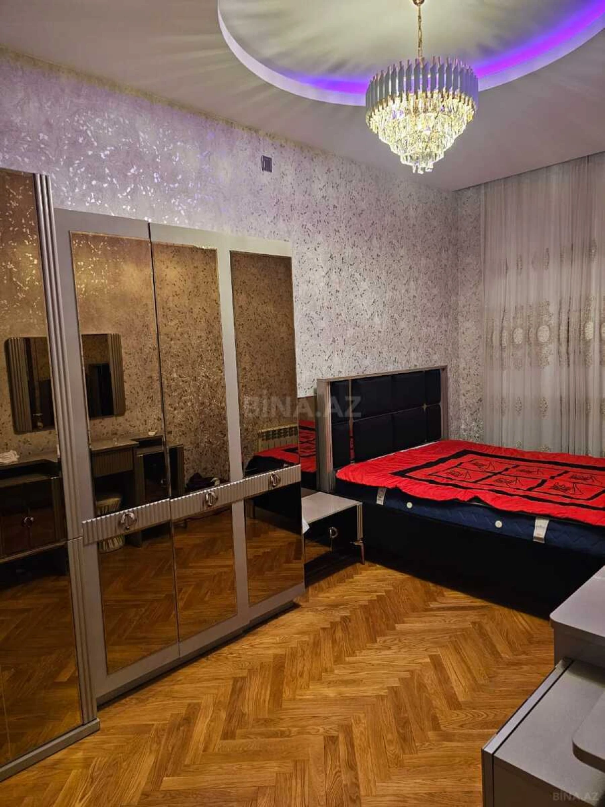 Kirayə verilir 5 otaqlı mənzil 200 m²