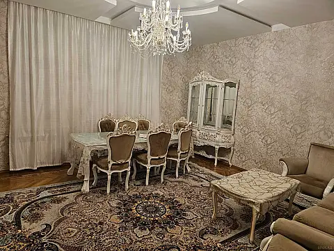 Kirayə verilir 5 otaqlı mənzil 200 m²