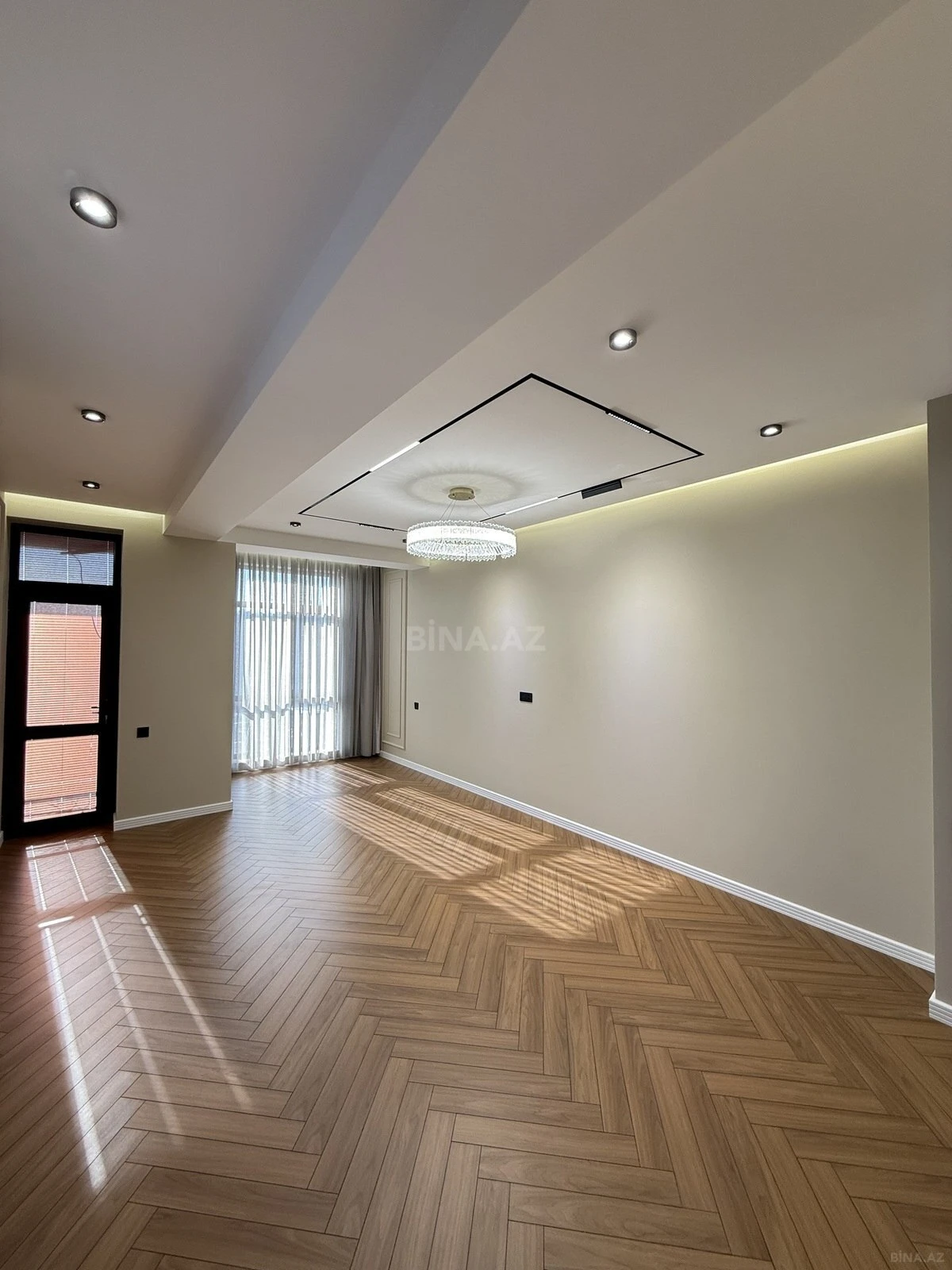 Satılır 4 otaqlı mənzil 140 m²