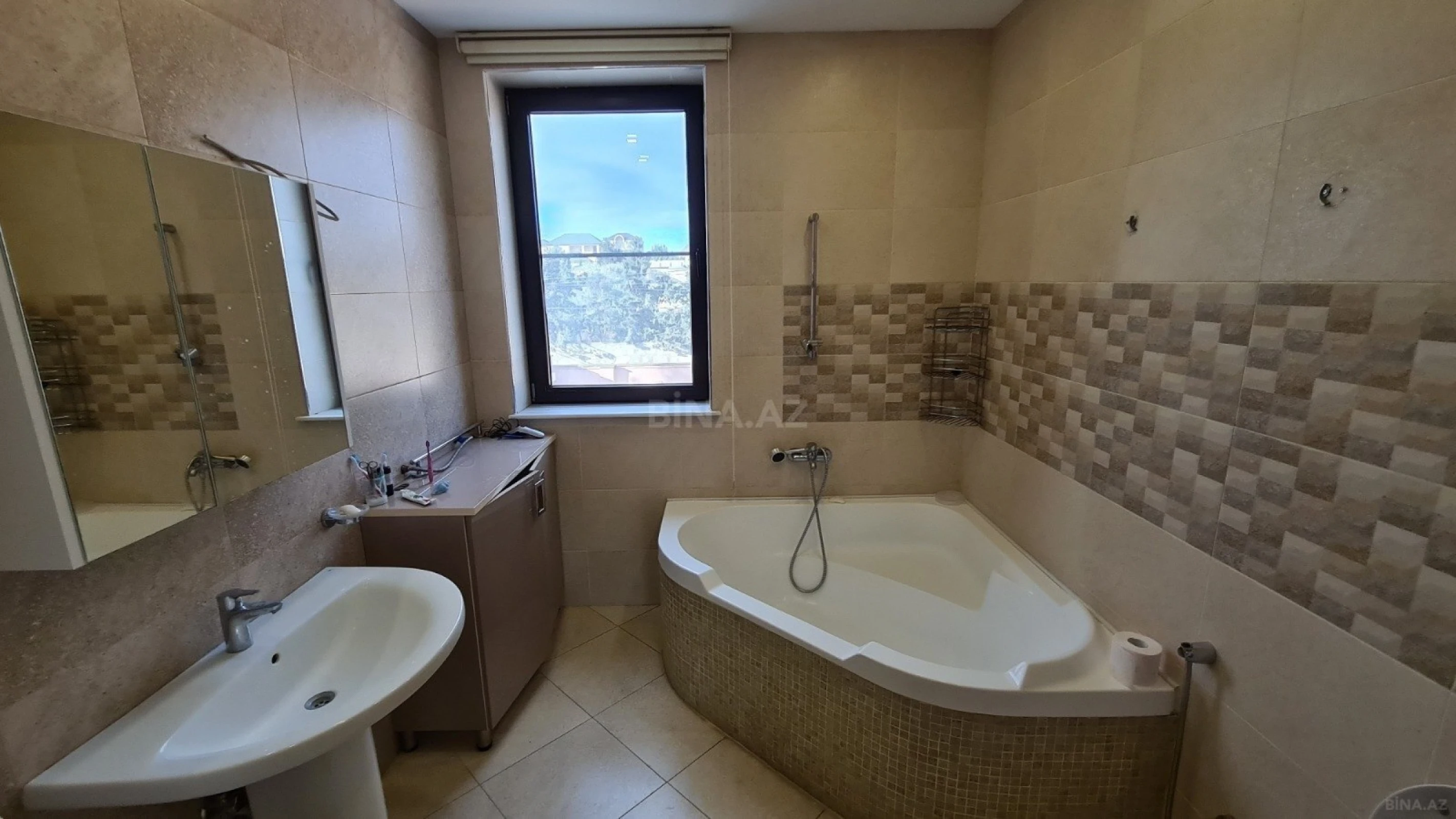 Satılır 6 otaqlı həyət evi 400 m²