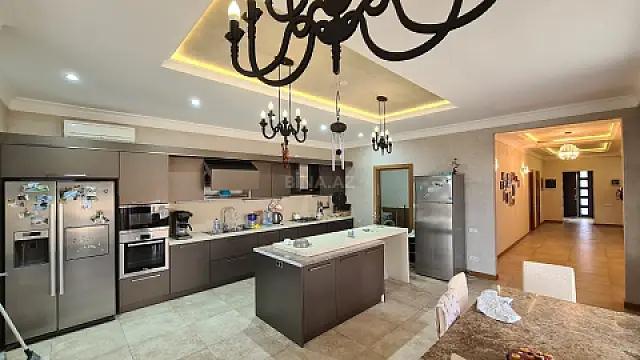 Satılır 6 otaqlı həyət evi 400 m²