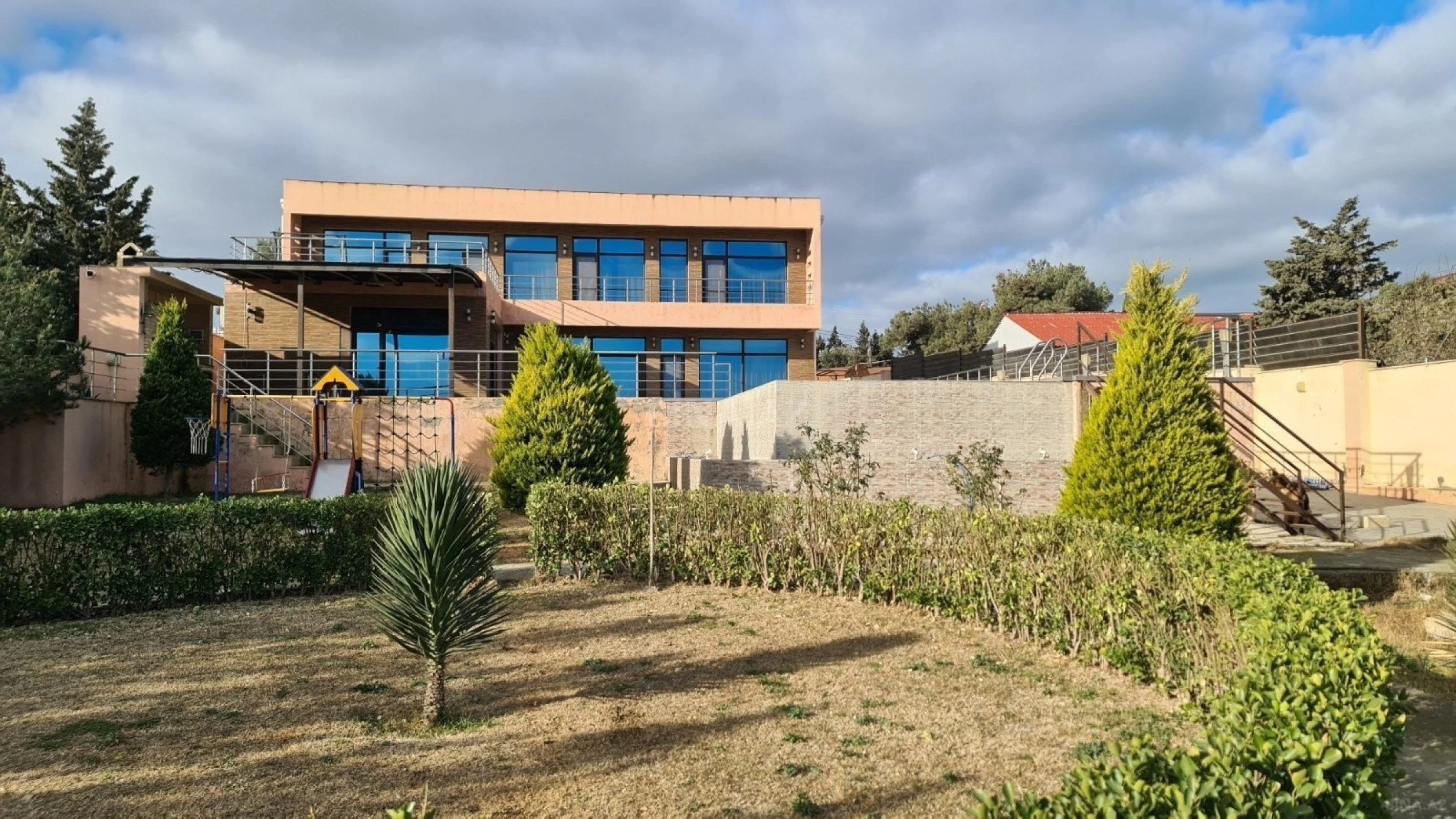 Satılır 6 otaqlı həyət evi 400 m²