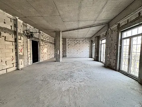 Satılır 5 otaqlı mənzil 178 m²