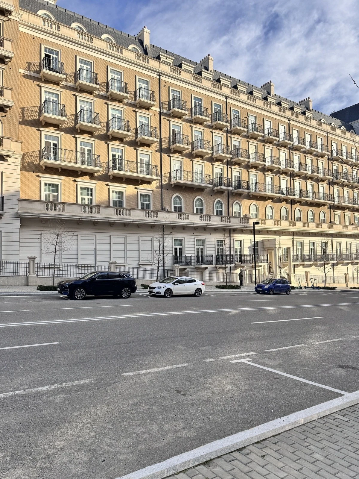 Satılır 5 otaqlı mənzil 178 m²