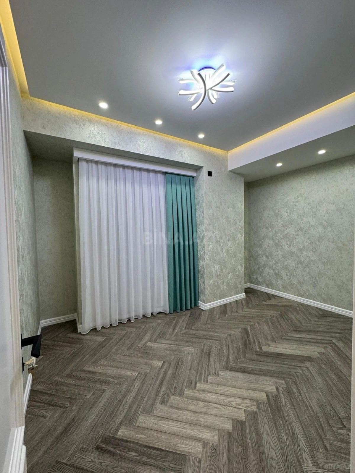 Satılır 4 otaqlı mənzil 170 m²