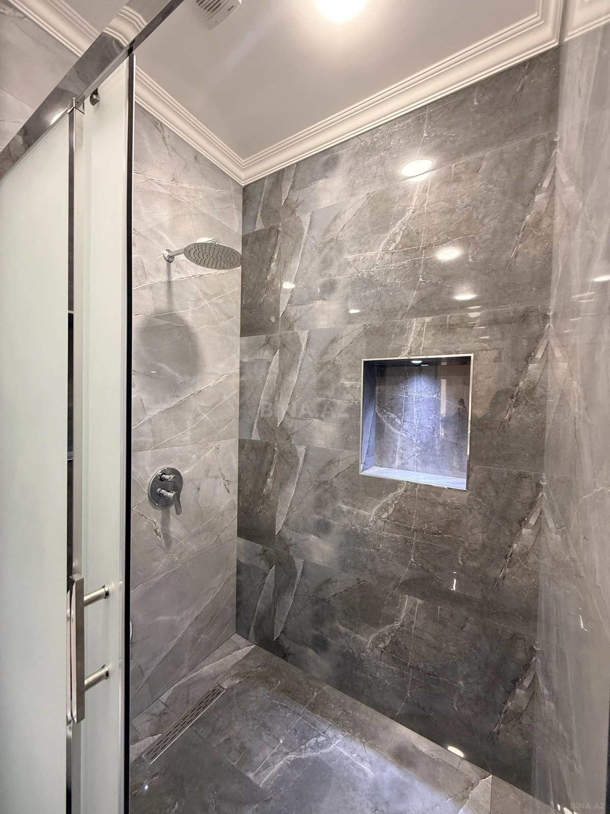 Kirayə verilir 3 otaqlı mənzil 140 m²