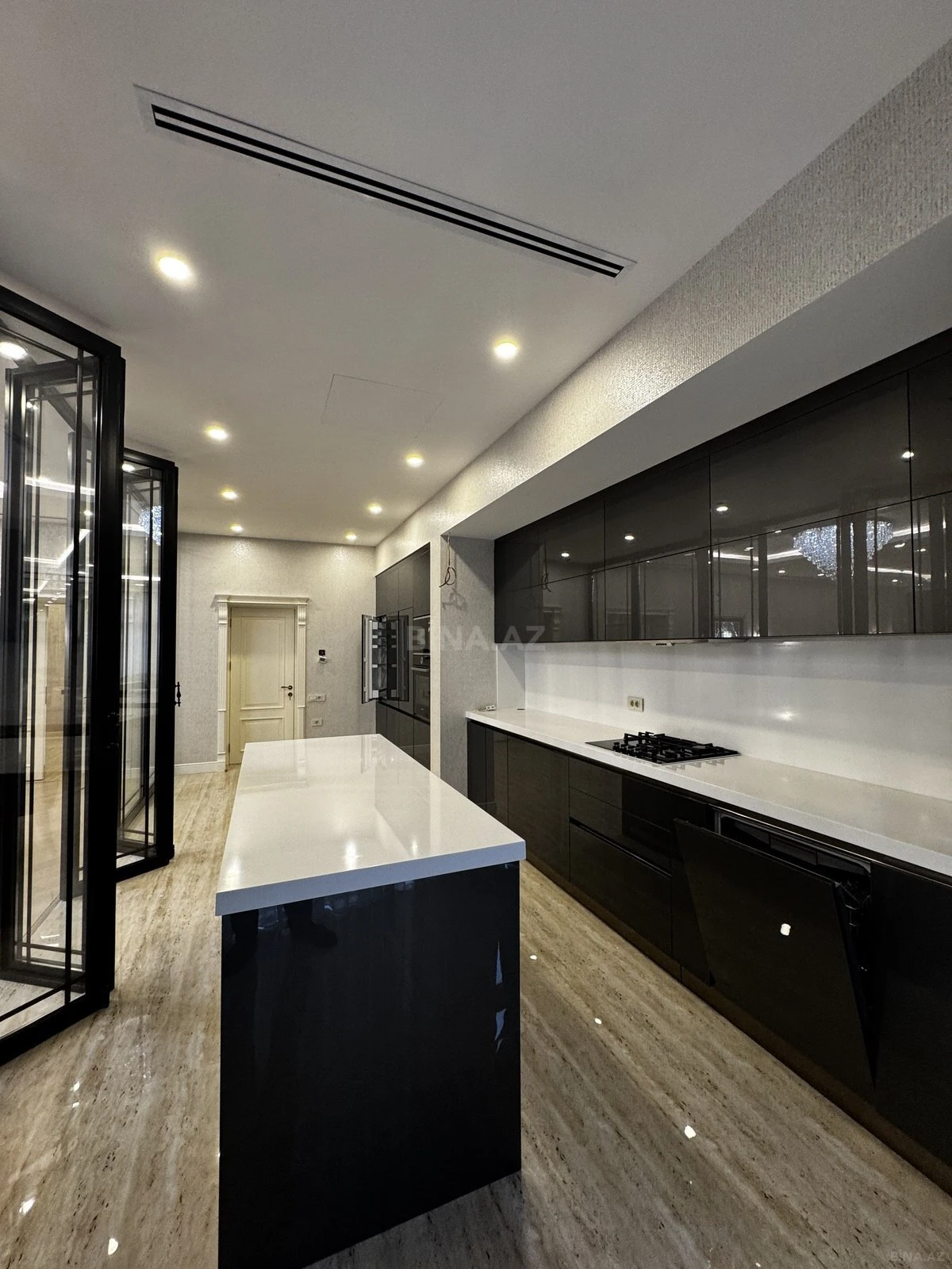 Satılır 3 otaqlı mənzil 168 m²
