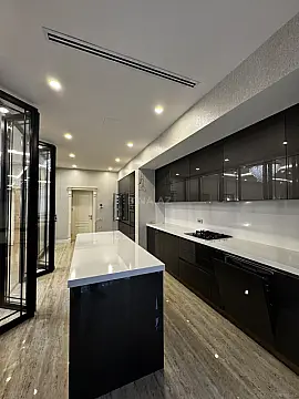 Satılır 3 otaqlı mənzil 168 m²