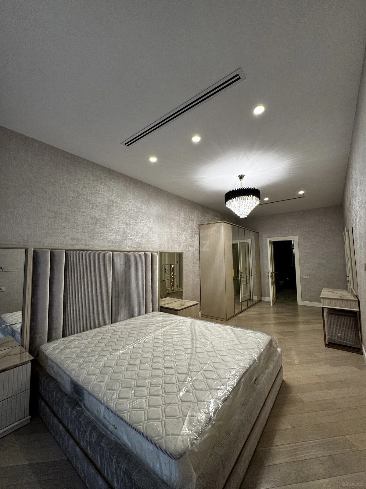 Satılır 3 otaqlı mənzil 168 m²