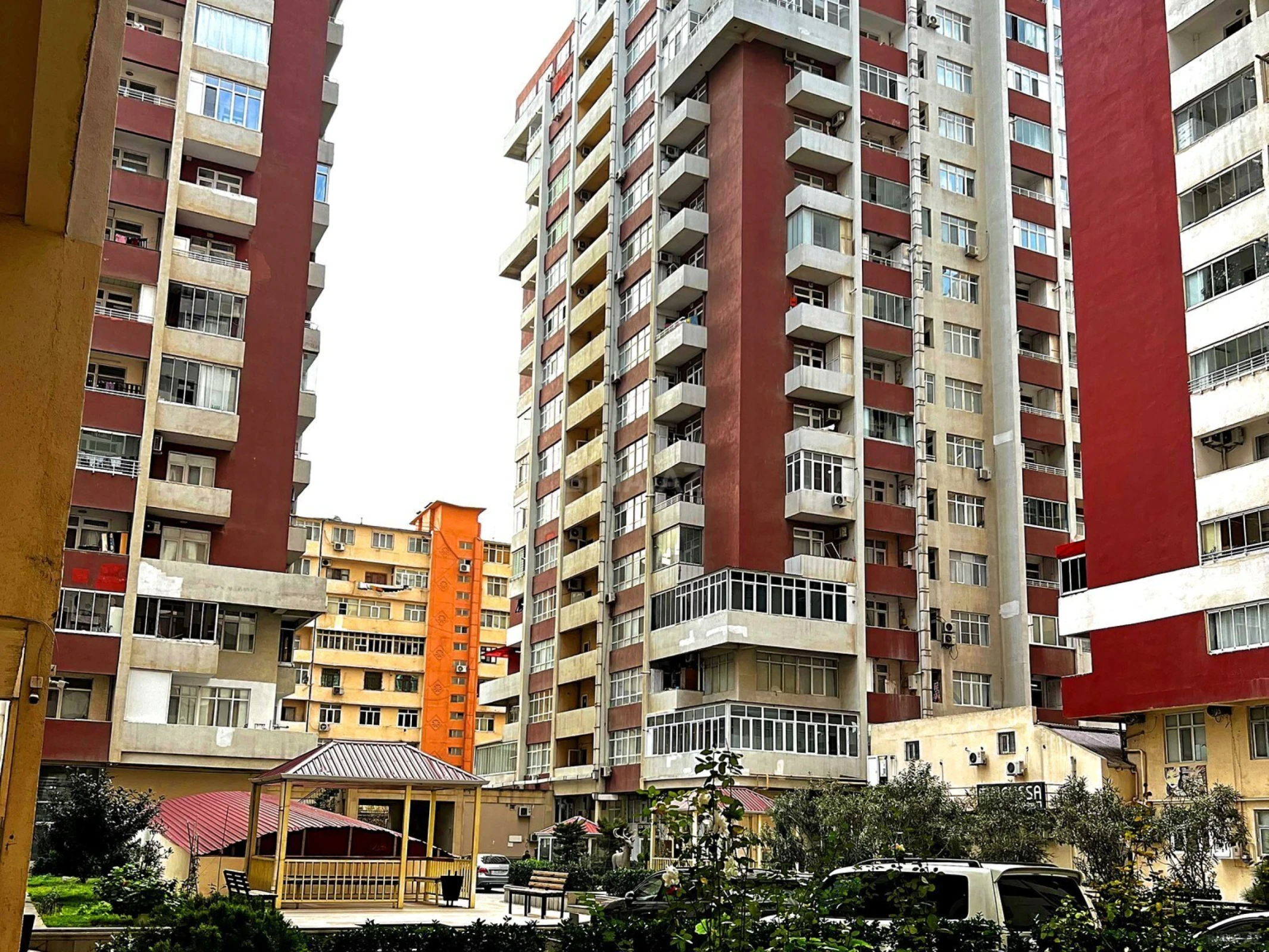 Satılır 3 otaqlı mənzil 107 m²