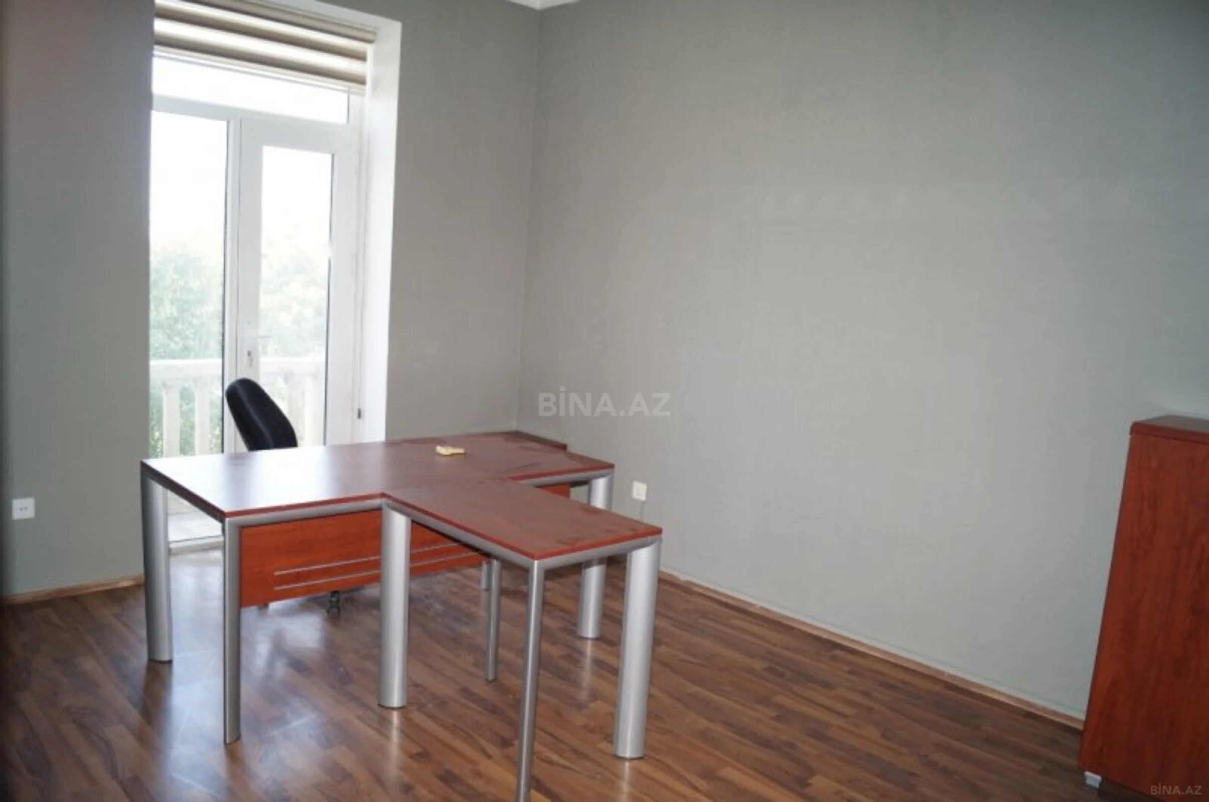 Kirayə verilir 12 otaqlı ofis 400 m²