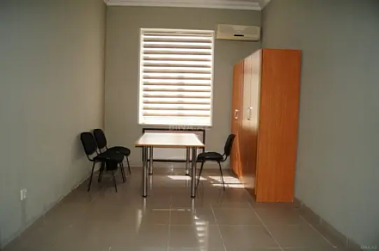 Kirayə verilir 12 otaqlı ofis 400 m²