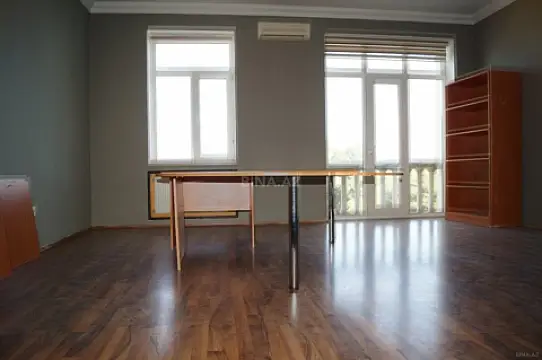 Kirayə verilir 12 otaqlı ofis 400 m²