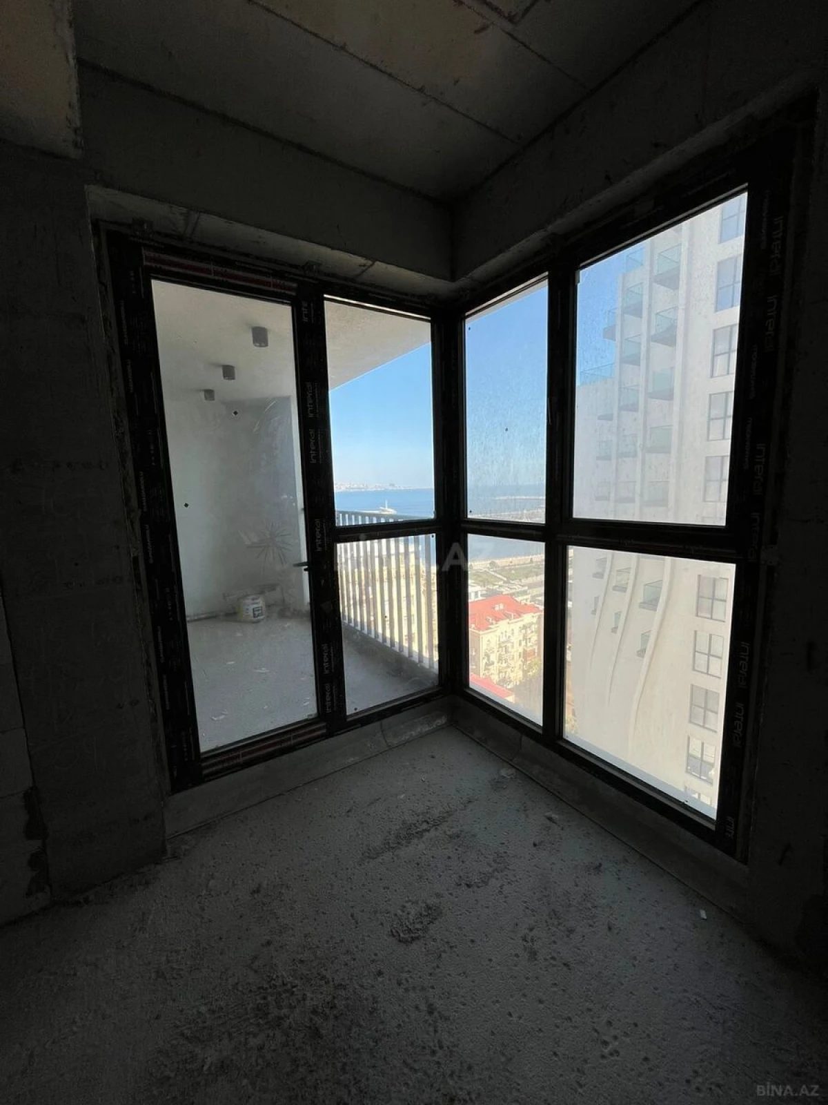 Satılır 4 otaqlı mənzil 225 m²