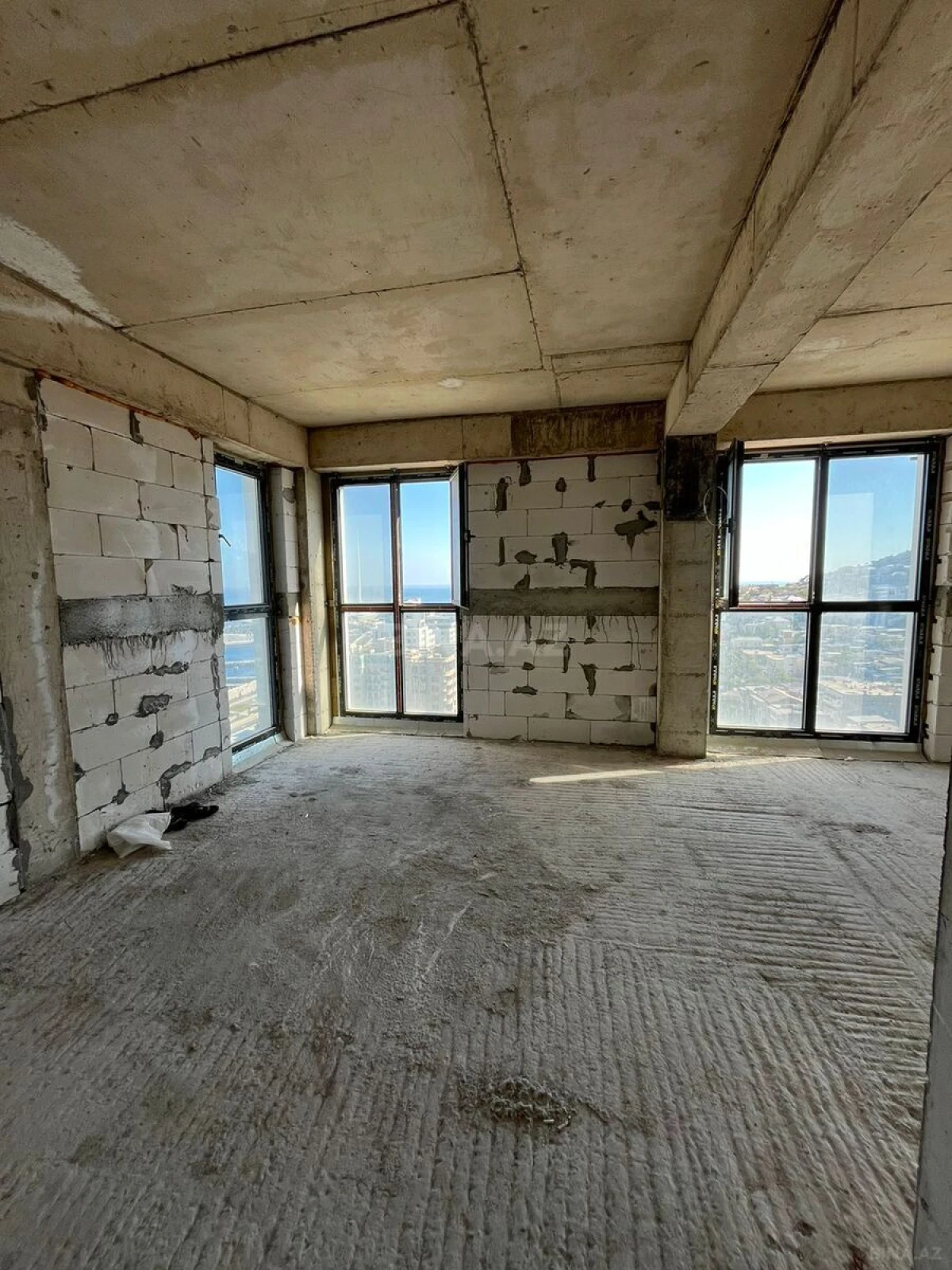 Satılır 4 otaqlı mənzil 225 m²