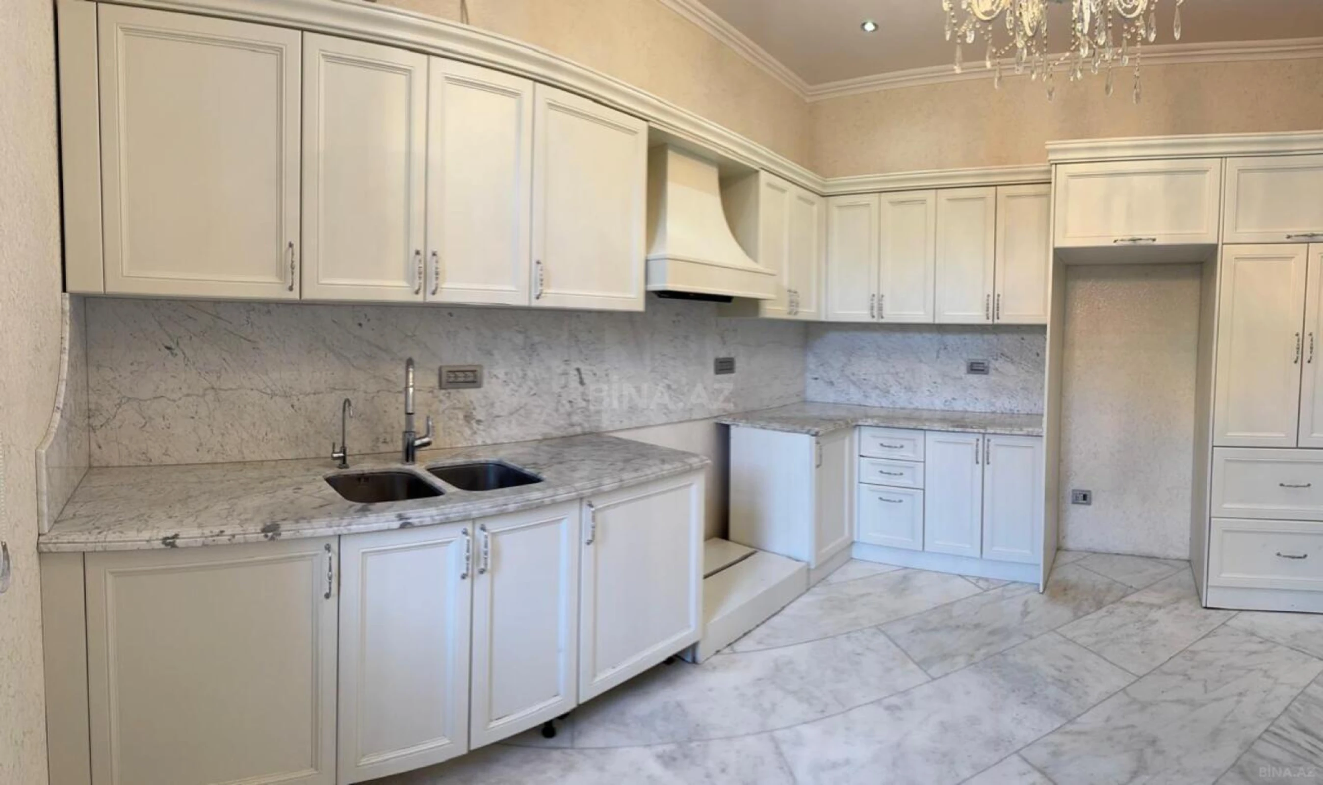 Satılır 6 otaqlı həyət evi 225 m²