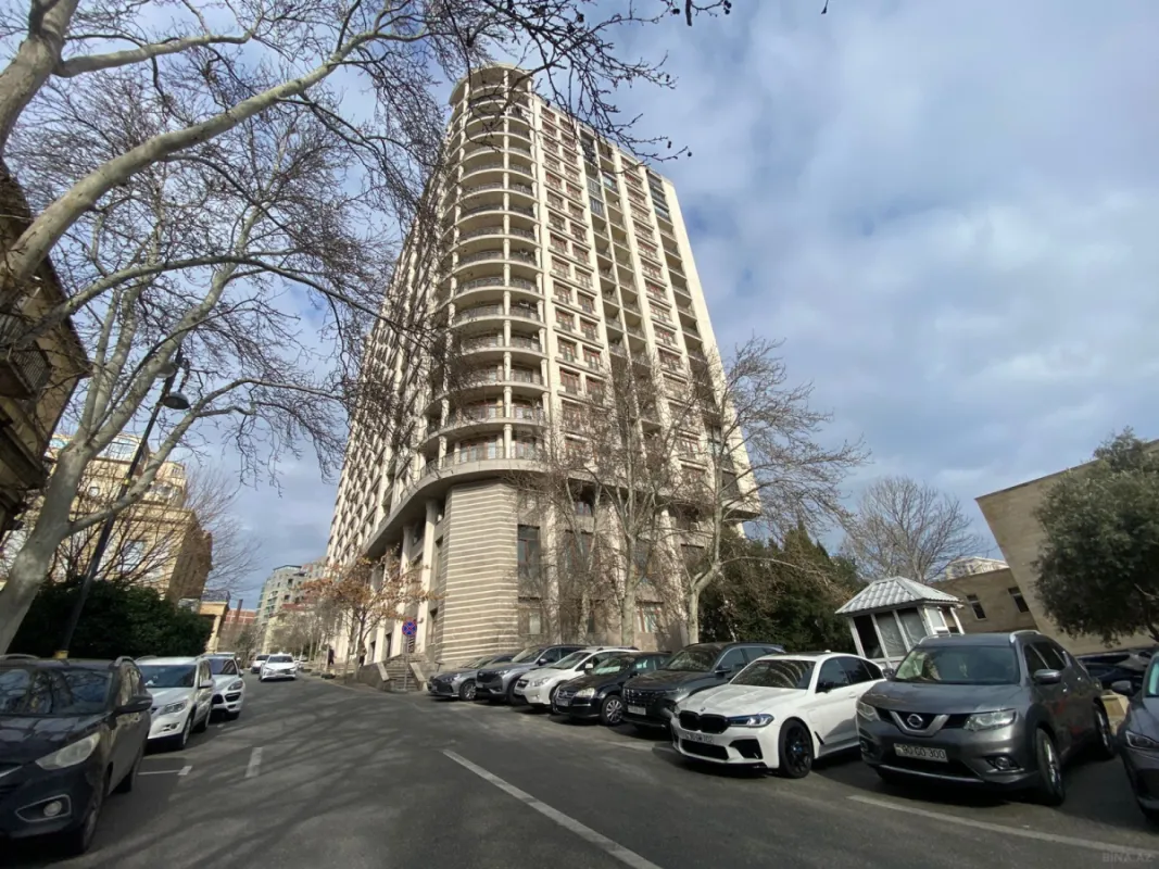 Satılır 3 otaqlı mənzil 168 m²