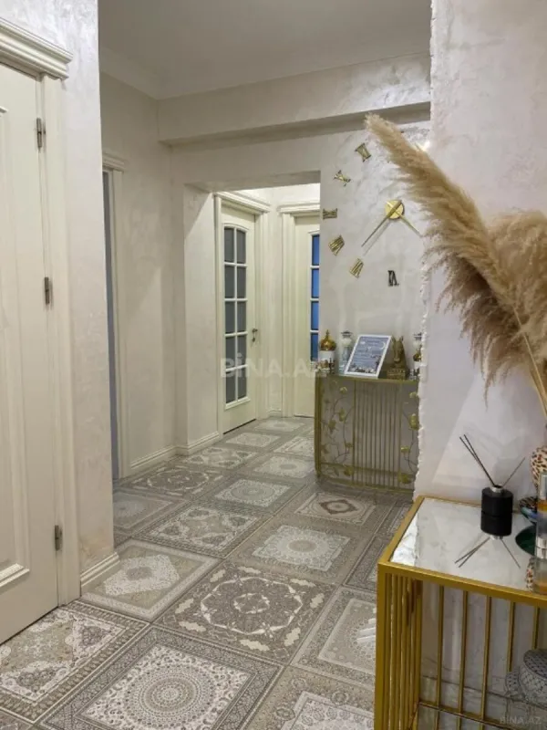 Satılır 4 otaqlı mənzil 168 m²