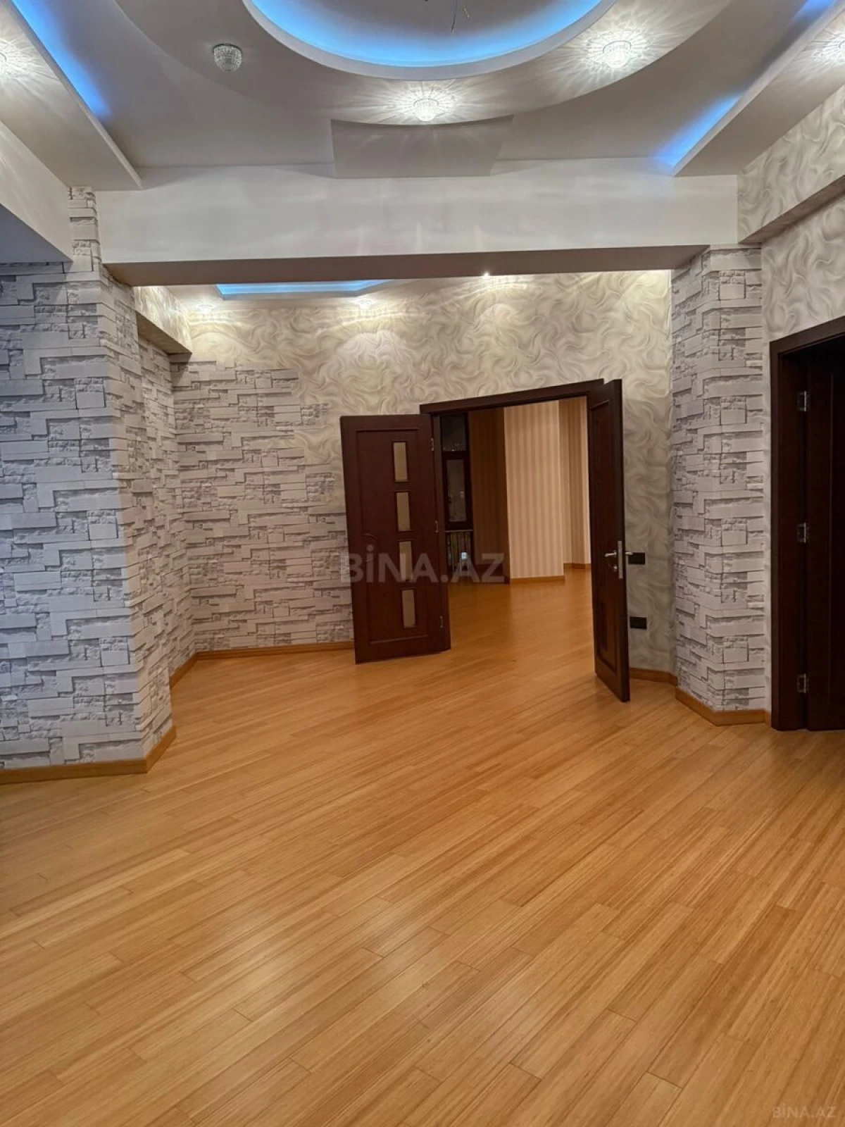 Satılır 5 otaqlı mənzil 316 m²