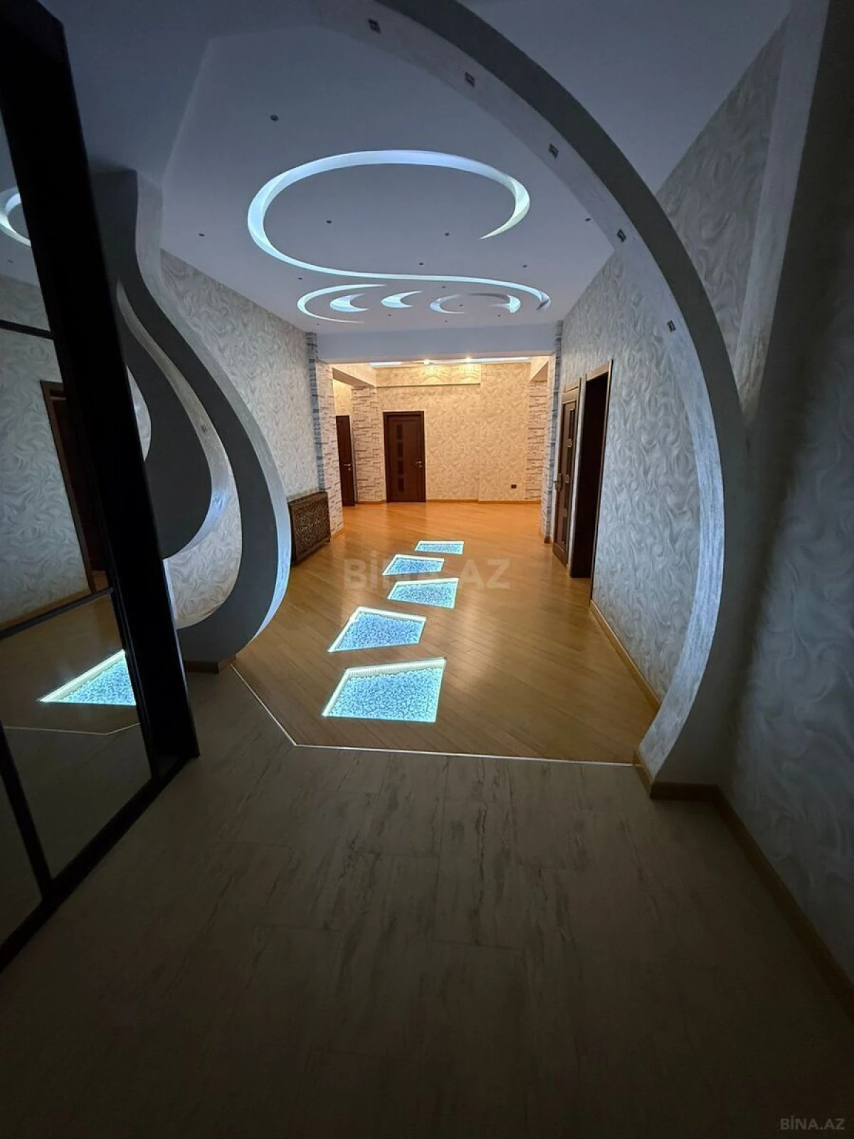 Satılır 5 otaqlı mənzil 316 m²