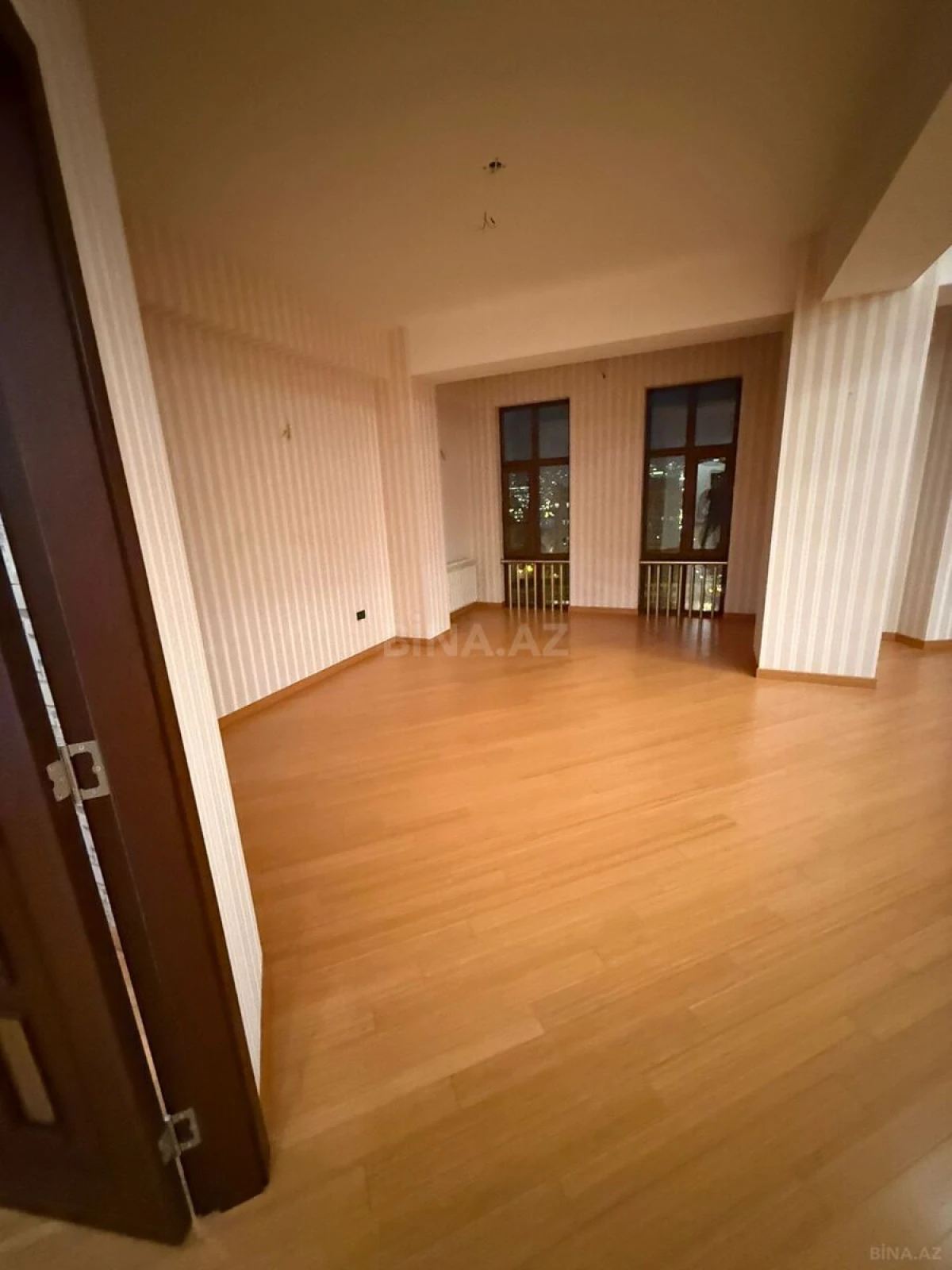 Satılır 5 otaqlı mənzil 316 m²