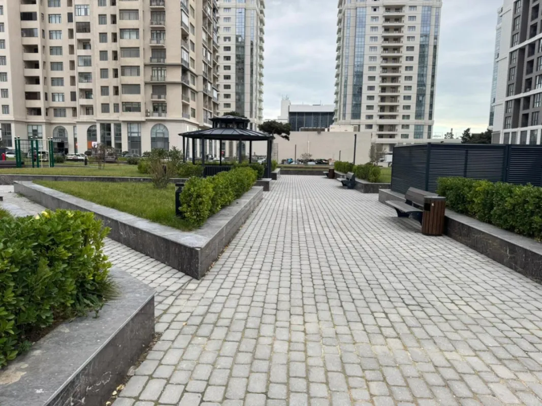 Satılır 4 otaqlı mənzil 175 m²