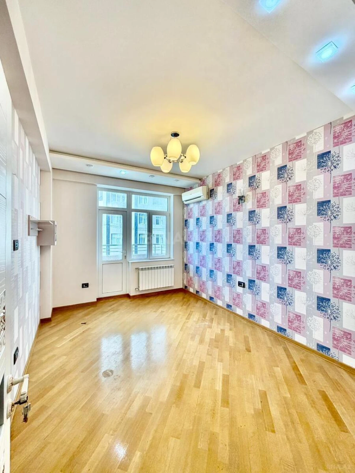 Satılır 3 otaqlı mənzil 136 m²